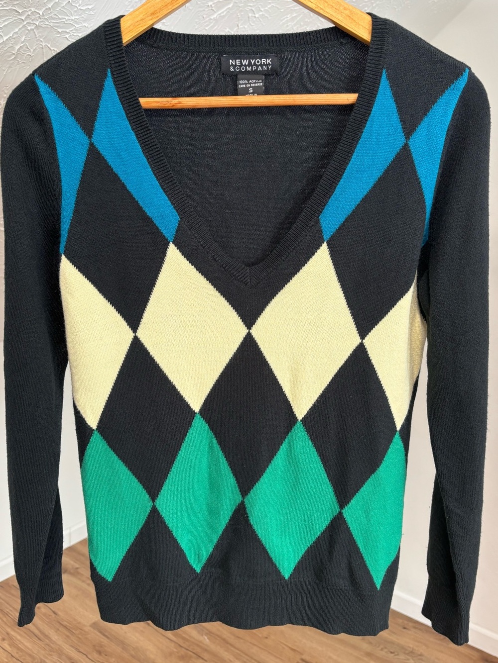 Deep v neck lightweight argyle sweater, New York & Company size small